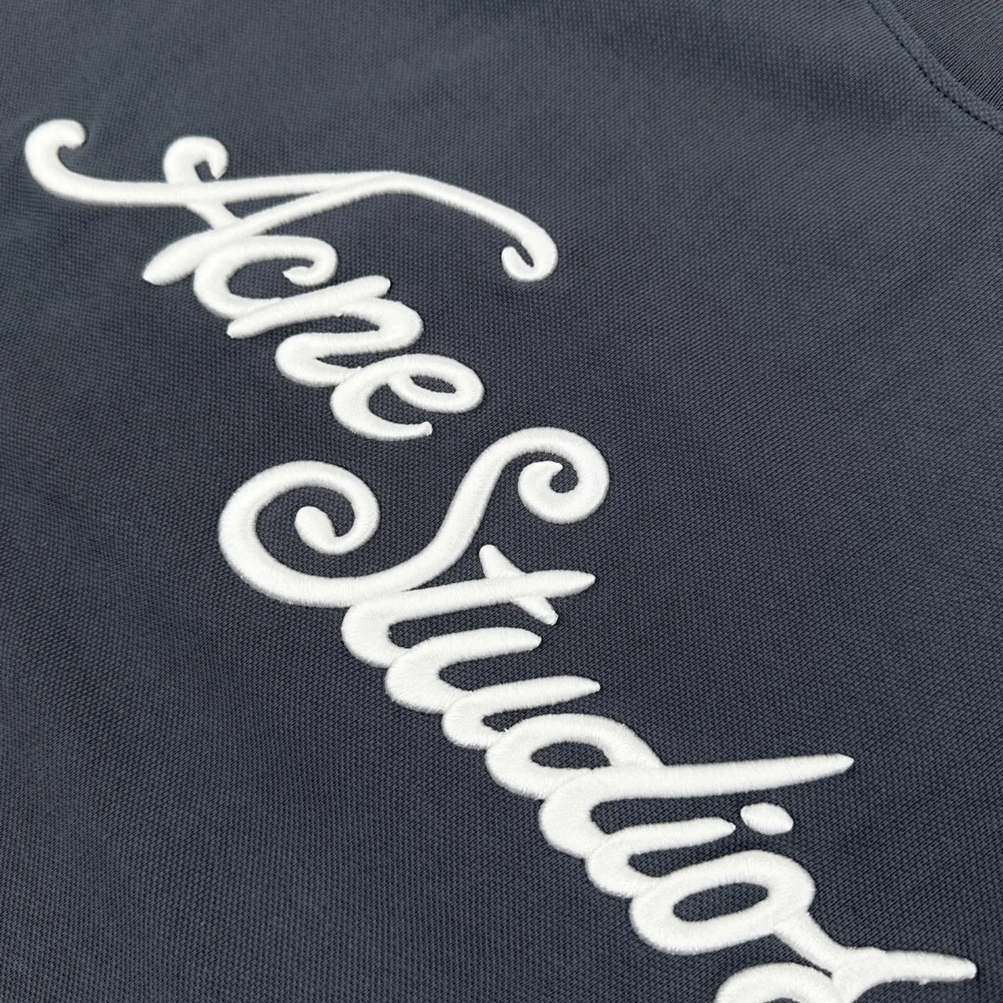 Acne Studios Logo 3D Embroidered Long Sleeve (Gray) The fabric is made of custom-made matte luxurious light pique cotton. The texture is dense and soft and skin-friendly. The charcoal gray mist is the base tone. The delicate texture is smudged with luxurious soft light. The iconic embroidered logo is engraved on the chest. The same logo on the hem is exquisitely echoed. The minimalist silhouette hides high-end recognition. It has both eye-catching tension and noble texture. Perfect interpretation of Scandinavian minimalist style, unlocking the code of street light luxury trend, using imported machine embroidery technology, using advanced computer control system and precision mechanical parts to realize Acne Studios logo work, with high precision, smooth and delicate lines, and the fabrics have been fermented and washed, with better hand feel and texture, not easy to deform, not easy to shrink, not easy to fade, and maintain long-term beauty. Size:S-M-L-XL